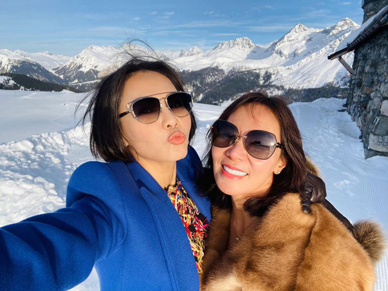 Giọng ca "Đường cong" khoe từ nhỏ, chị gái đã đảm đang khi biết giúp mẹ dọn dẹp nhà cửa, nấu cơm, đun nước, tắm và cho em gái ăn.