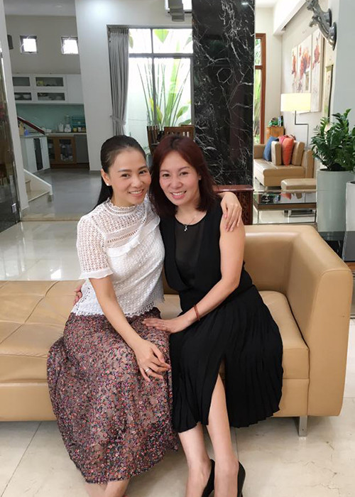 Thu Minh và chị gái hơn 8 tuổi giống nhau như hai giọt nước.