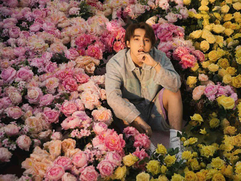 Các sự kiện giải trí, văn hóa lớn cũng bị tạm hoãn hoặc chuyển sang phát online. Theo Vietnamnet, sự kiện Đại tiệc công nghệ trên mặt nước - "Tôi nổi bật, tạo khác biệt" ngày 1/8 tại TP HCM sẽ tổ chức dưới hình thức trực tuyến. Trước đó, sự kiện dự kiến diễn ra với quy mô lên đến 8.000 người. Đây cũng là lần đầu tiên Sơn Tùng M-TP trình diễn bản hit "Có chắc yêu là đây".