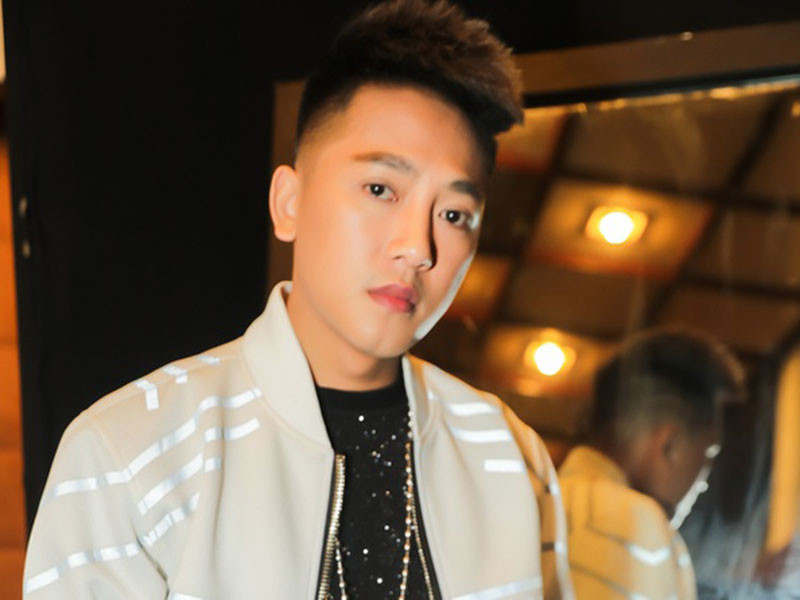 Ca sĩ Châu Khải Phong phải hủy 5 show diễn ở Đà Nẵng và 4 chương trình ở Quảng Ngãi để đảm bảo an toàn sức khỏe cho mọi người. Ảnh: Zing