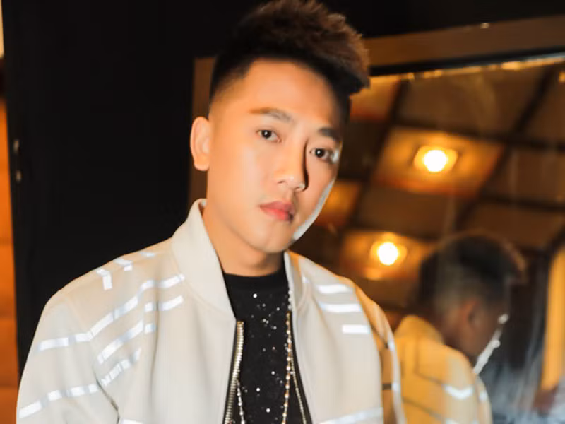 Ca sĩ Châu Khải Phong phải hủy 5 show diễn ở Đà Nẵng và 4 chương trình ở Quảng Ngãi để đảm bảo an toàn sức khỏe cho mọi người. Ảnh: Zing