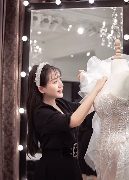 Show diễn của NTK Phạm Anh Thư hoàn tất khâu chuẩn bị tới 80%, dự kiến diễn ra tối 2/8. Tuy nhiên, chương trình bị hoãn vì dịch bệnh. Mời quý độc giả xem video "Hà Nội ra công điện khẩn ứng phó với COVID-19". Nguồn VTC16 