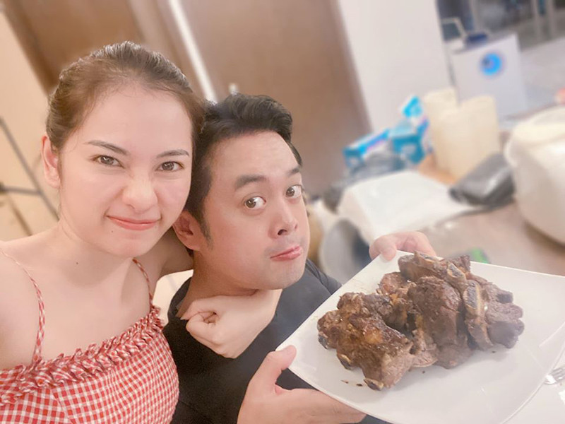 Nam nhạc sĩ dự định thuê 2 bảo mẫu để chia sẻ công việc cho vợ sau khi cô sinh con.