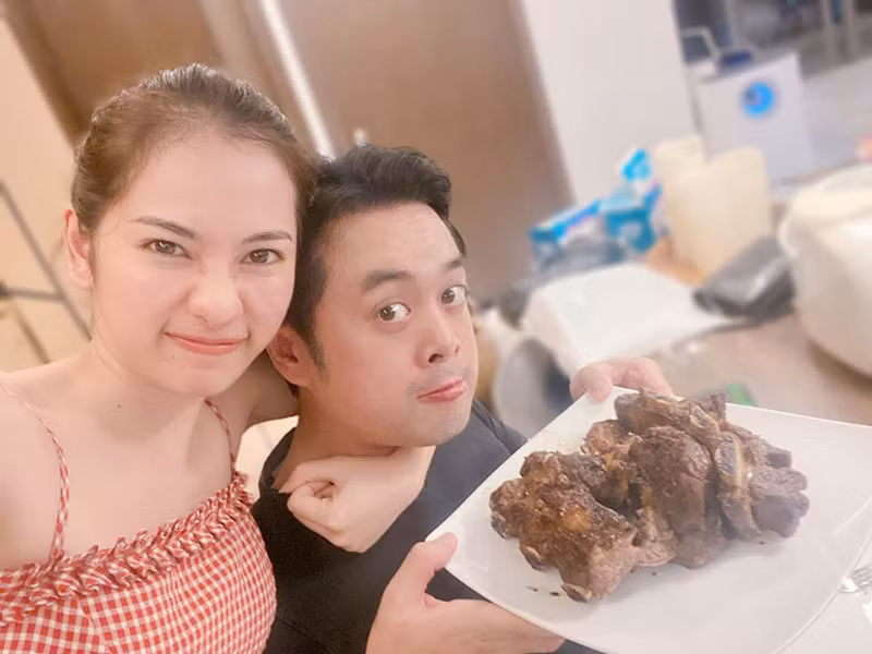 Nam nhạc sĩ dự định thuê 2 bảo mẫu để chia sẻ công việc cho vợ sau khi cô sinh con.