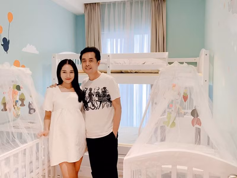 Mới đây, cặp đôi đi mua sắm đồ sơ sinh và dọn phòng, chuẩn bị đón hai con chào đời.