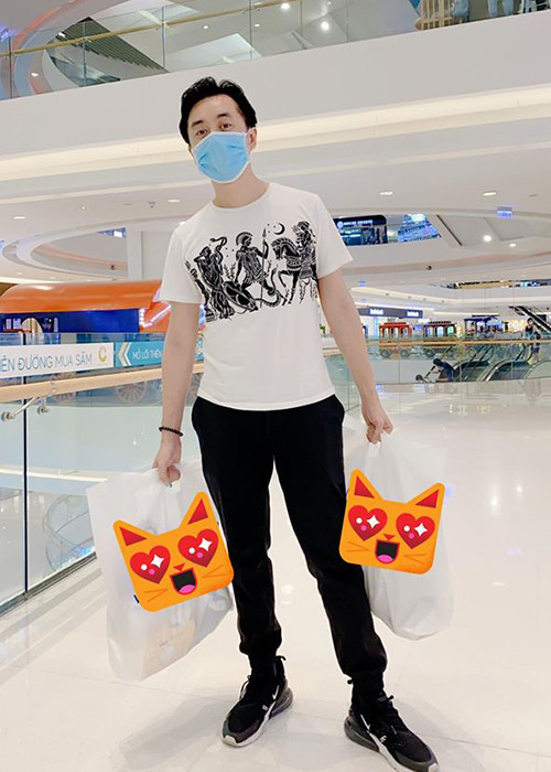 Anh cũng sẵn sàng dành thời gian khoảng 2-3 tiếng để cùng Ngọc Duyên đi mua sắm như một cách "nịnh" vợ.