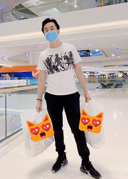 Anh cũng sẵn sàng dành thời gian khoảng 2-3 tiếng để cùng Ngọc Duyên đi mua sắm như một cách "nịnh" vợ.