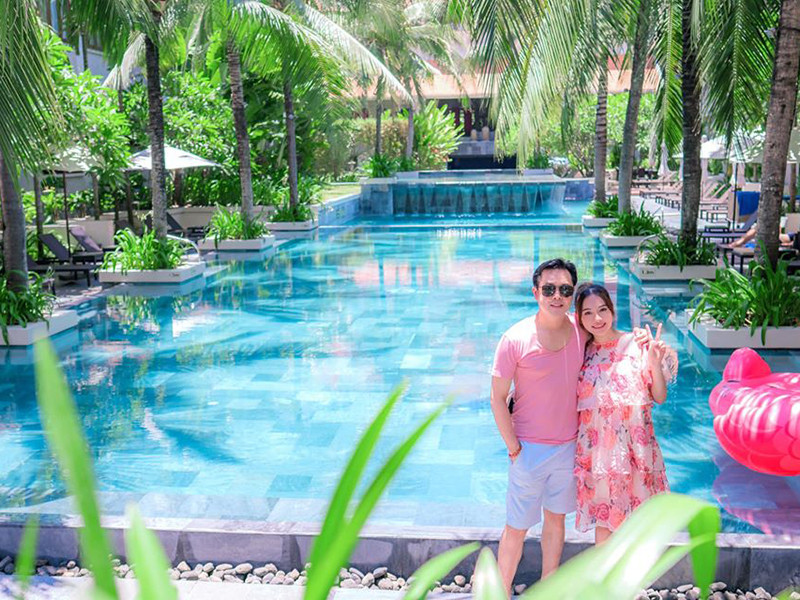 Ngoài ra, nam nhạc sĩ còn thường xuyên đưa bà xã kém 13 tuổi đi du lịch.