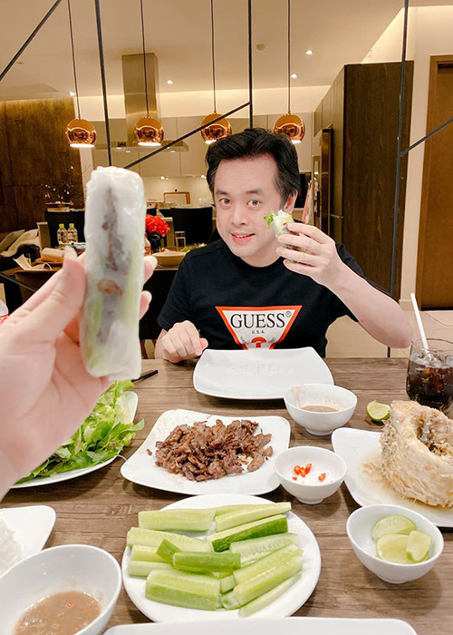 Dương Khắc Linh nhận làm thay hết việc nhà giúp Ngọc Duyên từ dọn dẹp nhà cửa, nấu nướng, bê đồ vì không muốn vợ phải làm nặng.