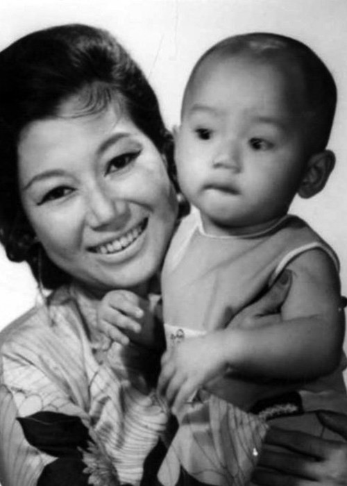 Theo dõi vụ bé trai 2 tuổi ở Bắc Ninh bị bắt cóc, NSND Kim Cương đồng cảm với bố mẹ của cháu bé vì bà từng điên dại khi con trai 5 tuổi bị bắt cóc gần 1 tháng. Ảnh: Gia đình Việt Nam