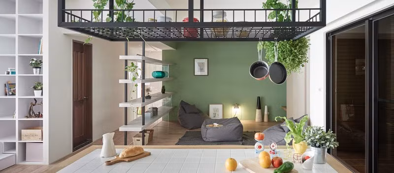 Một sàn chơi rộng 60m2, đặt ngay cạnh bếp dành cho cô con gái và bạn bè của cô bé.