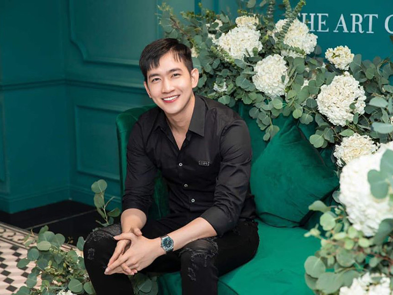 Đóng "Cát đỏ", nam người mẫu không được đọc kịch bản trước, chỉ khi ra trường quay, mới được cầm kịch bản học thoại.