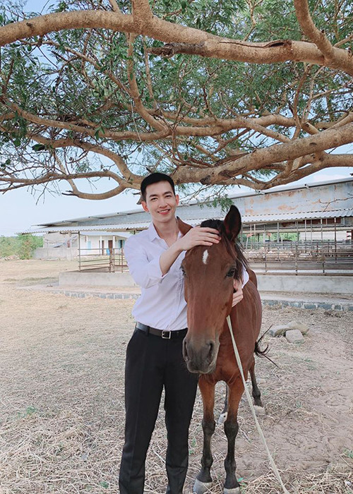 Trong "Cát đỏ", Võ Cảnh vào vai Hùng - một chàng trai mang dáng dấp của một công tử thành phố si mê cô gái miền cồn cát tên Nhớ.