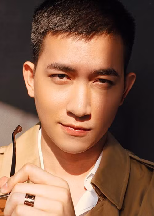 Võ Cảnh xuất thân là người mẫu. Anh sở hữu gương mặt điển trai, vóc dáng cao ráo.