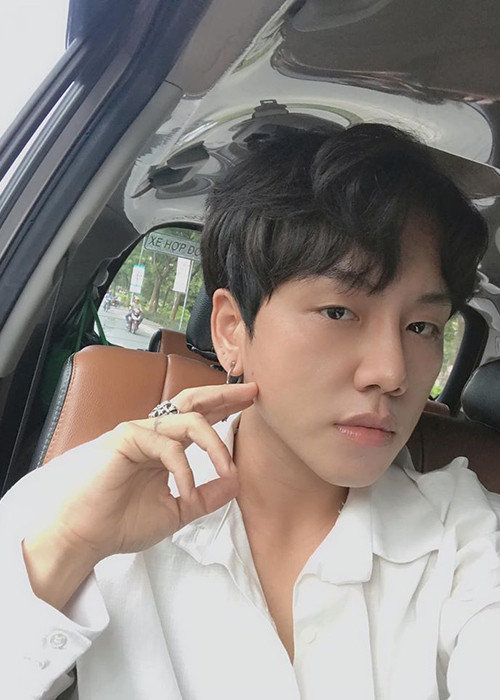 "Bạn ấy thấy tôi cả ngày không ăn được gì đã lấy trái cây, sữa cho tôi ăn. Từ ngày quen Ken, tôi được chăm sóc như một công chúa, không còn phải tự mang giày nữa", Lan Trinh chia sẻ trên Zing.