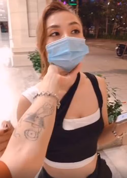 Sau khi Lan Trinh công khai mối quan hệ, Ken cũng có động thái. Anh chia sẻ khoảnh khắc tình cảm bên Lan Trinh đồng thời khẳng định nữ ca sĩ là bạn gái.