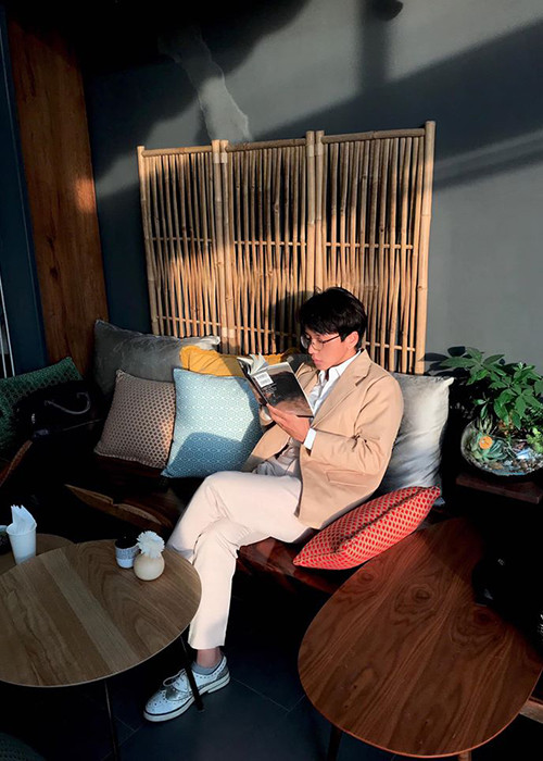 Theo thông tin từ trang cá nhân, Ken làm khá nhiều công việc từ diễn viên, trợ lý sản xuất, nhà sản xuất phim, trợ lý đạo diễn, trợ lý marketing, giám đốc nghệ thuật cho MV.