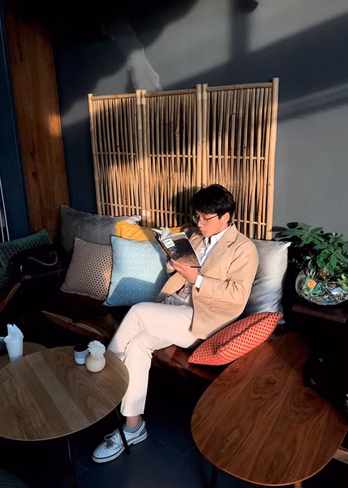 Theo thông tin từ trang cá nhân, Ken làm khá nhiều công việc từ diễn viên, trợ lý sản xuất, nhà sản xuất phim, trợ lý đạo diễn, trợ lý marketing, giám đốc nghệ thuật cho MV.