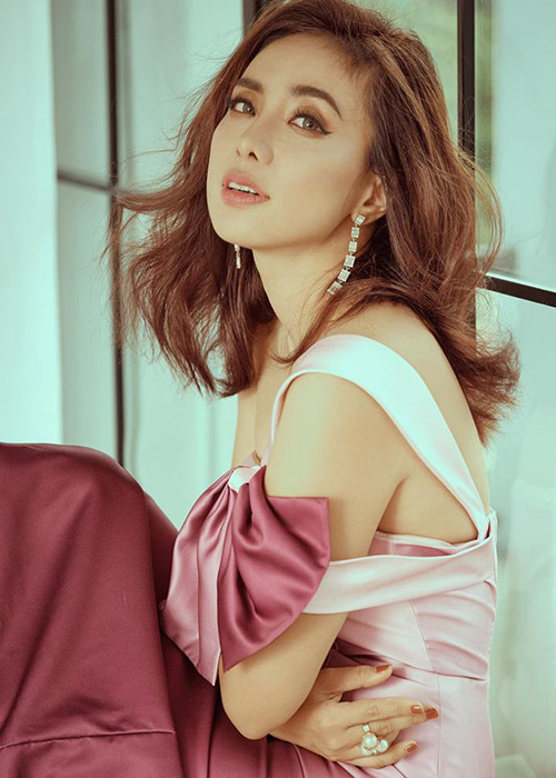 Fan của Lan Trinh mong đợi chuyện tình cảm của nữ ca sĩ sẽ tiến triển tốt đẹp.