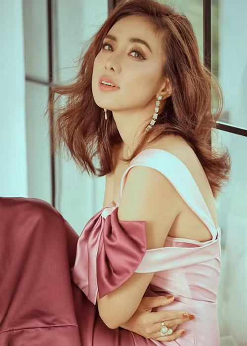 Fan của Lan Trinh mong đợi chuyện tình cảm của nữ ca sĩ sẽ tiến triển tốt đẹp.