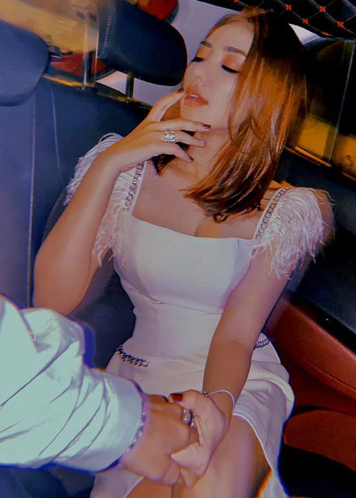 Lan Trinh vừa đăng ảnh nắm tay người yêu chuyển giới. Hiện tại, cô vẫn hạn chế chia sẻ hình ảnh hẹn hò.