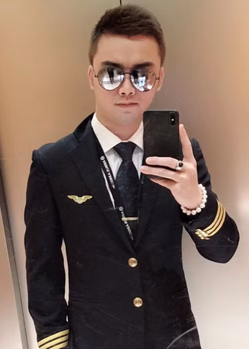 Sau khi chia tay Âu Hà My, Hà Duy vướng nghi vấn lộ clip nhạy cảm. Lúc đó, anh lên tiếng phủ nhận. Là bạn gái cũ, Âu Hà My bị lôi vào ồn ào. Về phần mình, nữ giảng viên dọa kiện nếu tin đồn thất thiệt bị cư dân mạng đẩy đi quá xa.