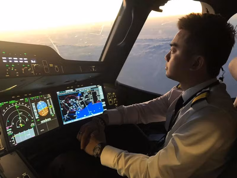 Con trai của diễn viên Hương Dung làm phi công cho một hãng hàng không.