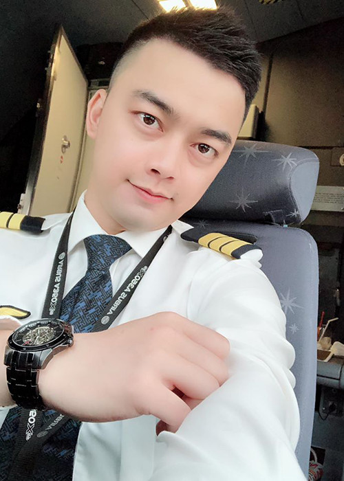 Nam diễn viên nhí một thời thi thoảng chia sẻ hình ảnh làm phi công.
