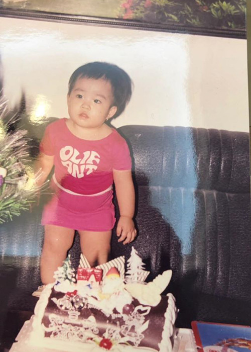 Gần đây, nữ ca sĩ đăng ảnh con gái đón sinh nhật kèm chú thích hài hước: "Người đàn ông mặc váy".