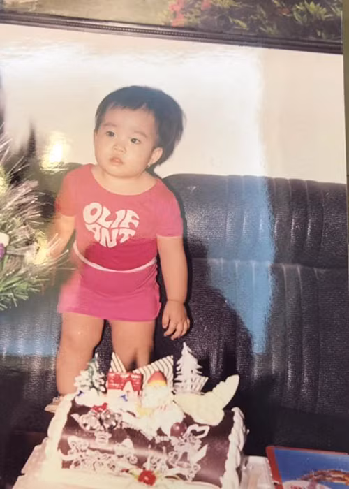 Gần đây, nữ ca sĩ đăng ảnh con gái đón sinh nhật kèm chú thích hài hước: "Người đàn ông mặc váy".