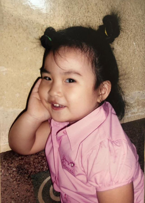 "Chỉ cần nhìn mắt mẹ, bạn biết ngay mẹ đang buồn hay vui. Nếu mẹ đau đớn, bạn ôm mẹ dỗ dành. Bạn đã luôn như thế, mềm mại và dịu dàng", nữ ca sĩ viết về cô công chúa của mình.