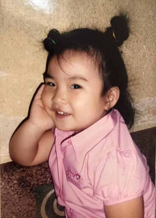 "Chỉ cần nhìn mắt mẹ, bạn biết ngay mẹ đang buồn hay vui. Nếu mẹ đau đớn, bạn ôm mẹ dỗ dành. Bạn đã luôn như thế, mềm mại và dịu dàng", nữ ca sĩ viết về cô công chúa của mình.