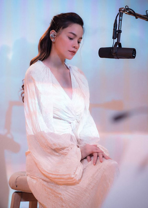 Tuy đang mang bầu nhưng nữ ca sĩ vẫn tích cực làm việc.