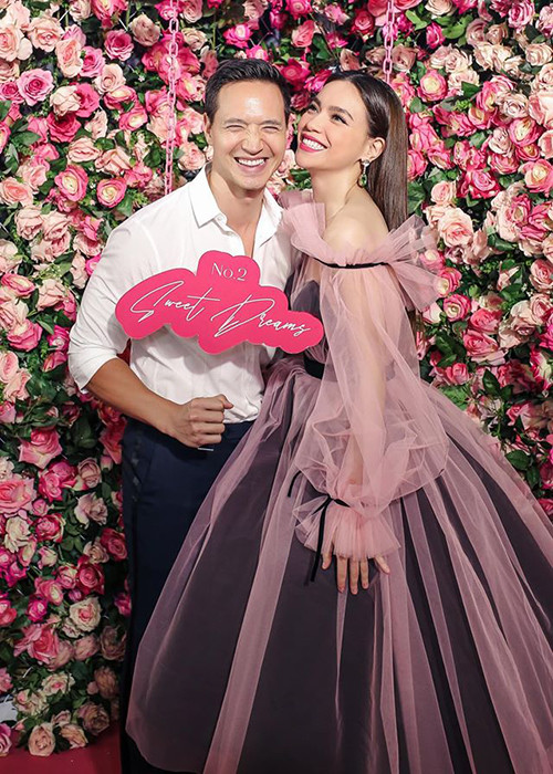 Đôi uyên ương dính như hình với bóng.