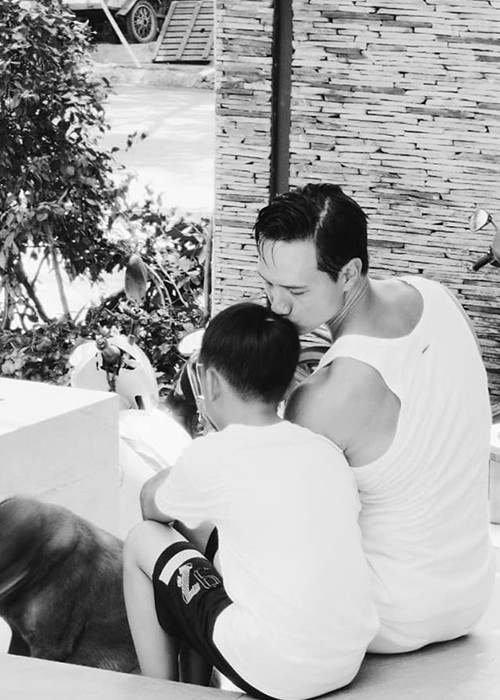 Khoảnh khắc ấm áp giữa nam diễn viên và con riêng của bạn gái.