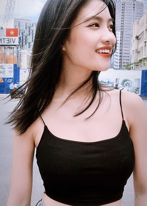 Ngoài đời, Nhan của "Cát đỏ" xinh như hot girl.