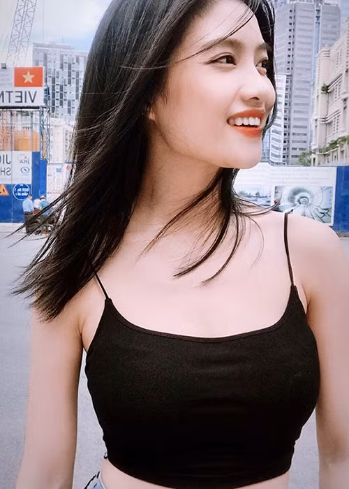 Ngoài đời, Nhan của "Cát đỏ" xinh như hot girl.
