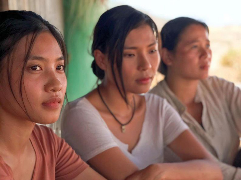 Trong phim "Cát đỏ", Nguyễn Hoàng Thúy Nga vào vai Nhan. Nhân vật này bị cha dượng xâm hại phải bỏ nhà đi từ năm 13 tuổi. Nhan được Đủ và Nhớ cưu mang. Sau này, Nhan trao thân cho chàng nhạc sĩ chỉ thích tự do tên Quang. Vào vai cô gái sống vùng cồn cát, Thúy Nga phải phơi da thật đen, không trang điểm.