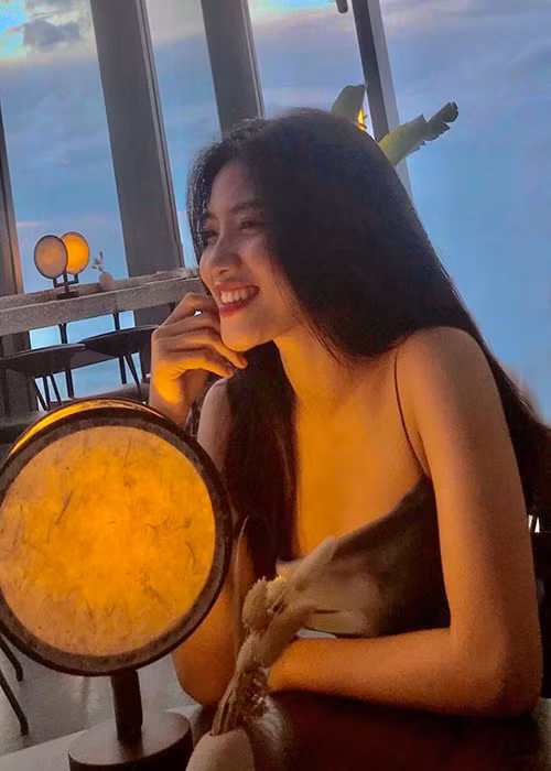 Để hoàn thành tốt vai diễn, Thúy Nga tạm gác việc tốt nghiệp lại một năm.