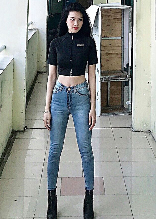 Lợi thế của cô là đôi chân dài thon gọn, vòng eo con kiến.
