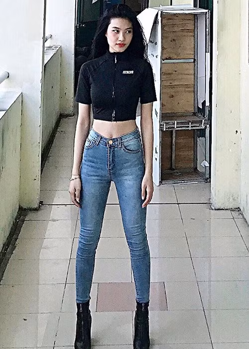 Lợi thế của cô là đôi chân dài thon gọn, vòng eo con kiến.