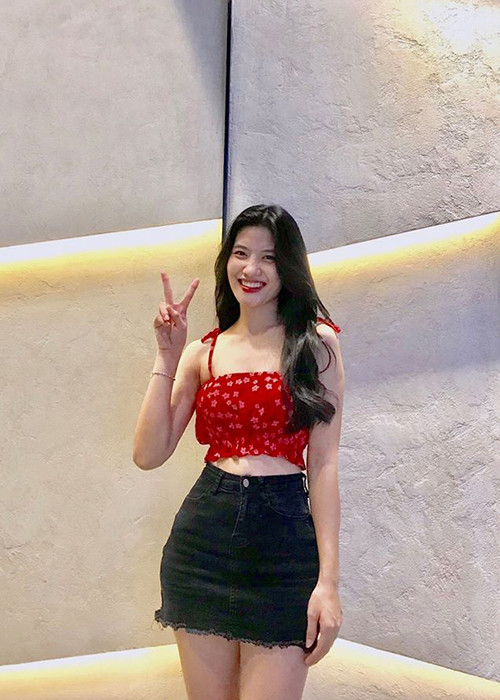 Dù là gương mặt mới với khán giả nhưng cô vẫn được đạo diễn Lưu Trọng Ninh giao cho vai Nhan trong "Cát đỏ".