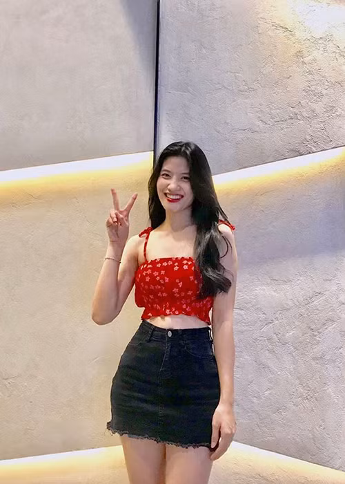 Dù là gương mặt mới với khán giả nhưng cô vẫn được đạo diễn Lưu Trọng Ninh giao cho vai Nhan trong "Cát đỏ".