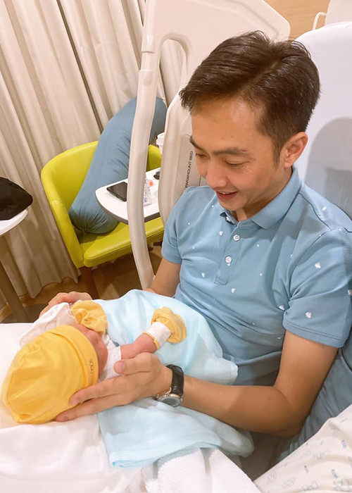 Đàm Thu Trang còn chia sẻ khoảnh khắc ông xã doanh nhân bồng bế con gái chung. Dù cặp đôi giấu mặt con nhưng có thể thấy con gái của Đàm Thu Trang và Cường Đô la khá bụ bẫm.