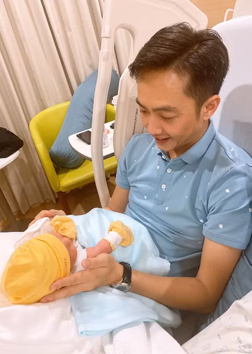 Đàm Thu Trang còn chia sẻ khoảnh khắc ông xã doanh nhân bồng bế con gái chung. Dù cặp đôi giấu mặt con nhưng có thể thấy con gái của Đàm Thu Trang và Cường Đô la khá bụ bẫm.