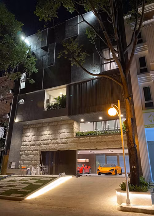 Trước đó, để chuẩn bị đón cô công chúa nhỏ chào đời, cặp đôi dọn về căn nhà mới được đặt tên là "Full house" (Tạm dịch: Ngôi nhà hạnh phúc).