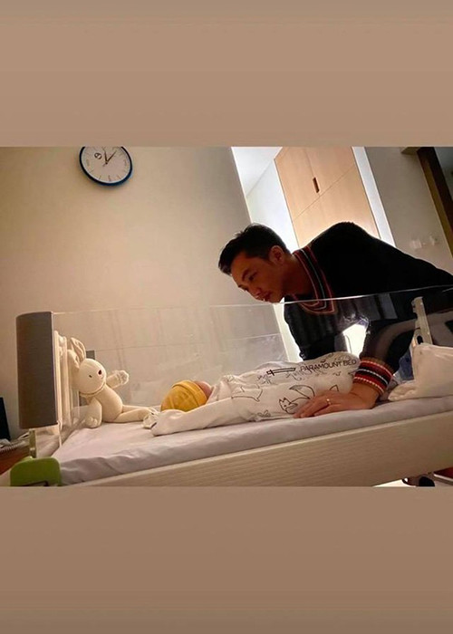 Sau khi sinh, Đàm Thu Trang chia sẻ một số khoảnh khắc ông xã túc trực chăm sóc cô và con.