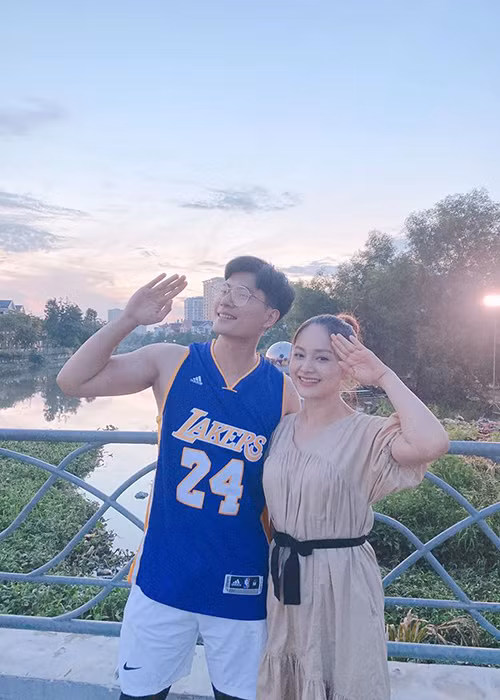 Giữa ồn ào, Lâm Bảo Châu miệt mài làm việc. Hiện tại, anh đóng phim cùng diễn viên Lan Phương.