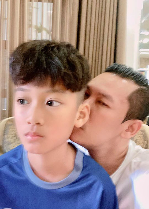 Trong thời gian qua, Lệ Quyên và ông xã chia sẻ hình ảnh bên con trai chung.