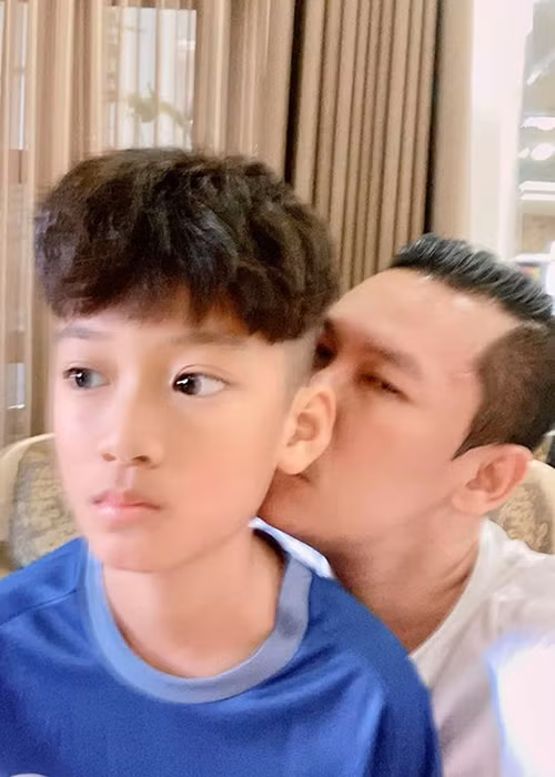 Trong thời gian qua, Lệ Quyên và ông xã chia sẻ hình ảnh bên con trai chung.